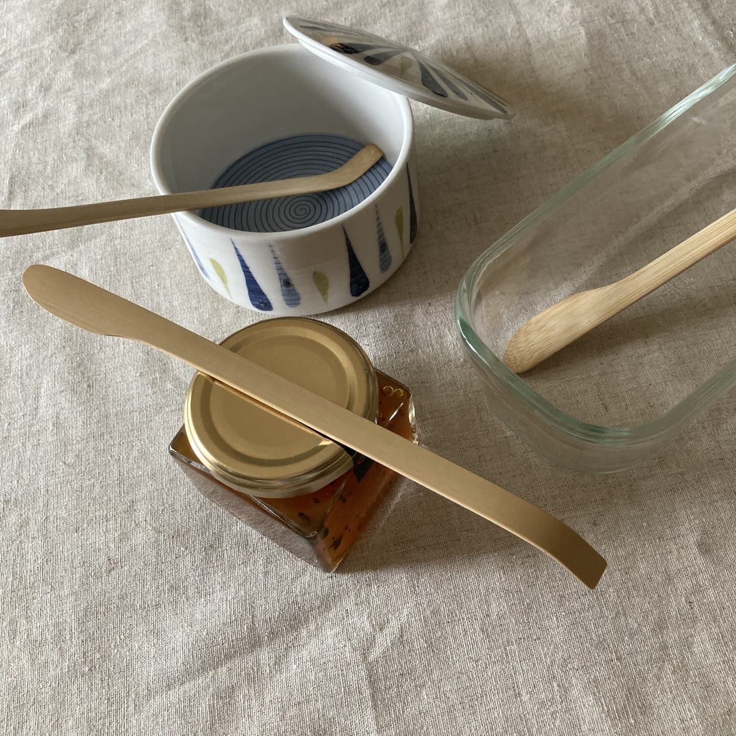 バターナイフさじと容器３つ