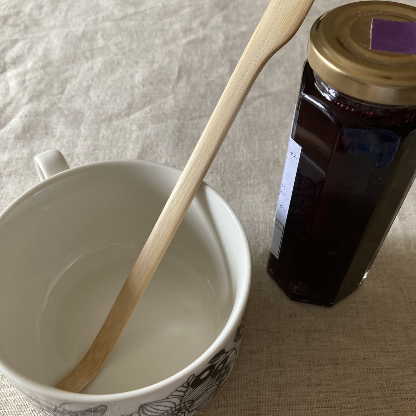 細長い瓶とバターナイフさじ