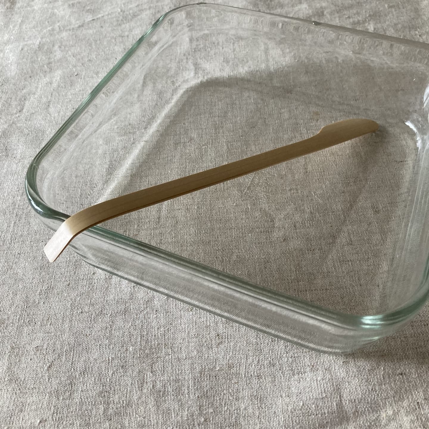 容器の縁に掛けたさじ部分