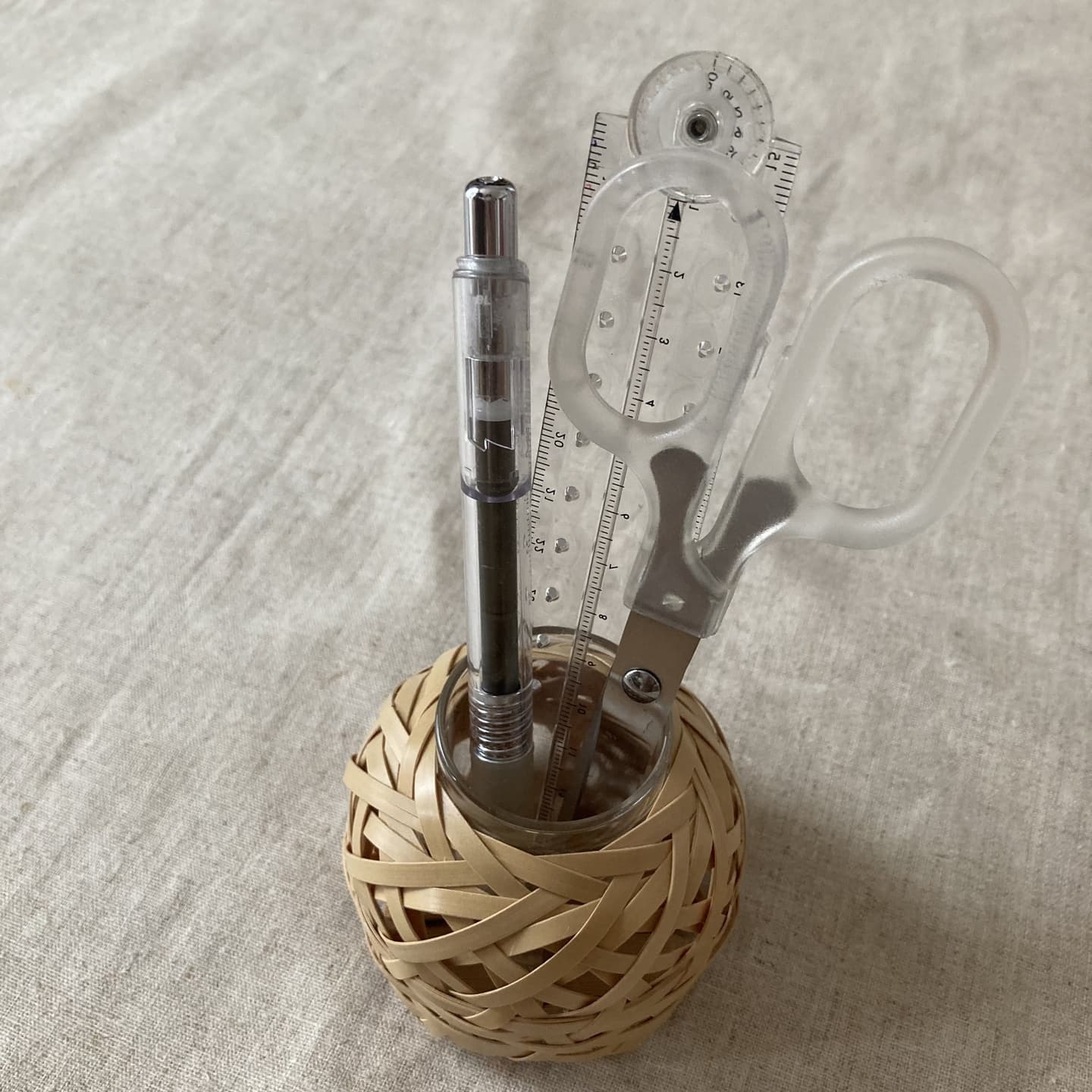 花入れに入れた文具